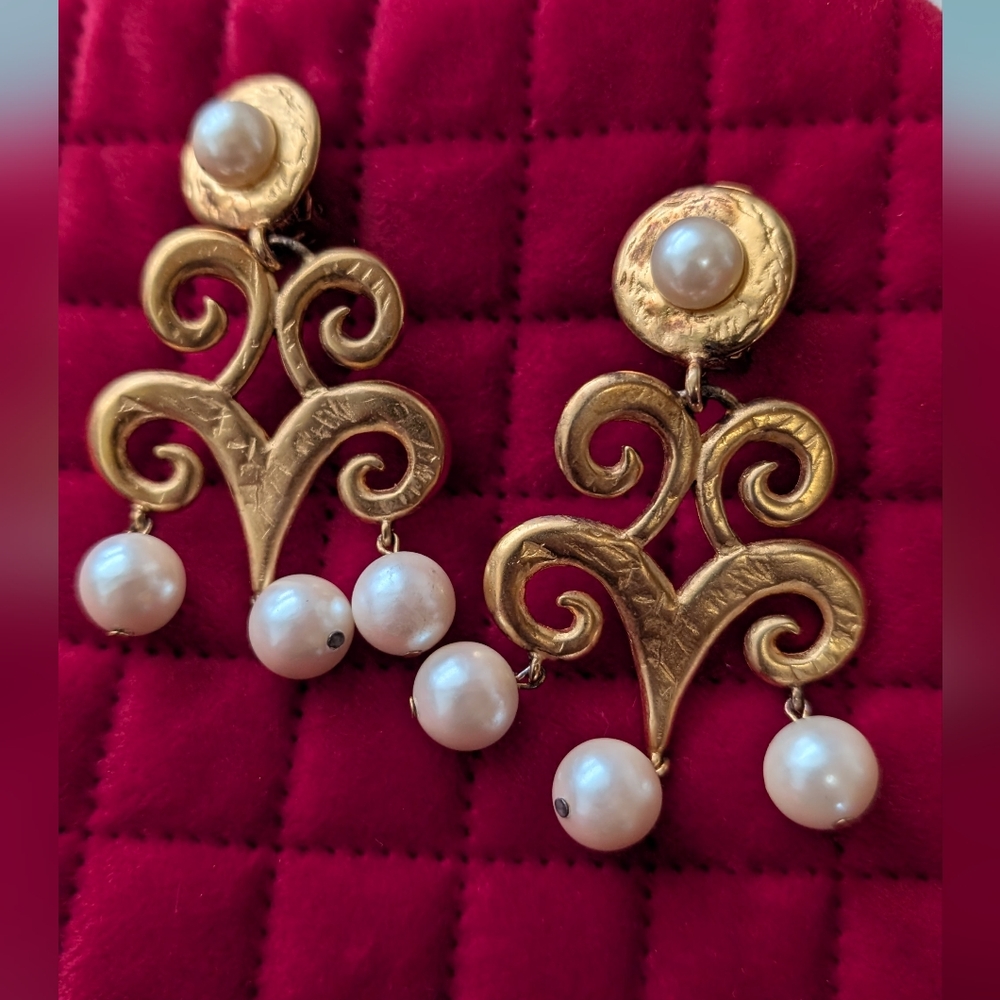 Oscar dela Renta Clip on Earrings - Picture 1 of 7